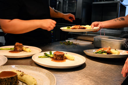 Dressage des assiettes en cuisine au restaurant gastronomique Le Saltimbanque en Baie de Somme