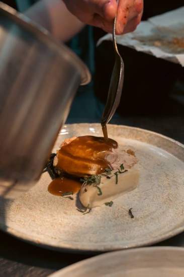 Volaille fermière de Grégory Houet nappée de son jus de cuisson et mousseline de légumes au restaurant Le Saltimbanque en Baie de Somme.
