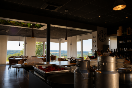 Salle et cuisine ouverte du restaurant Le Saltimbanque avec vue sur la Vallée de la Somme