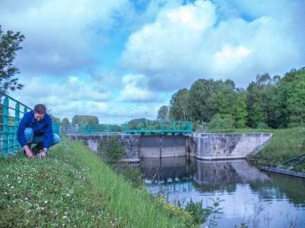 Sébastien Porquet glanant au bord de la Somme, dans la Vallée de la Somme près du restaurant Le Saltimbanque