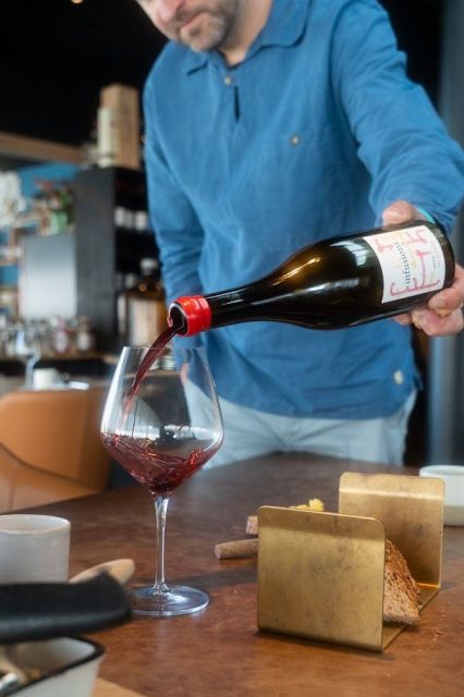 Dégustation et service de vin nature sélectionné pour les accords mets et vins au restaurant Le Saltimbanque en Baie de Somme.