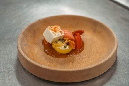 Déclinaison de tomates et mozzarella maison servie dans une assiette en bois du Tour de Vitz au restaurant Le Saltimbanque à Eaucourt-sur-Somme.