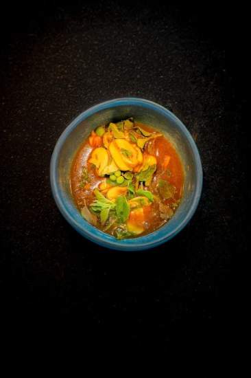 Bol de bouillon végétal infusé à l'origan sauvage avec légumes croquants et herbes fraîches au restaurant Le Saltimbanque en Baie de Somme.