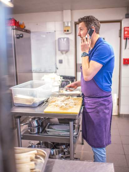 Sébastien Porquet en cuisine au restaurant Le Saltimbanque à Eaucourt-sur-Somme