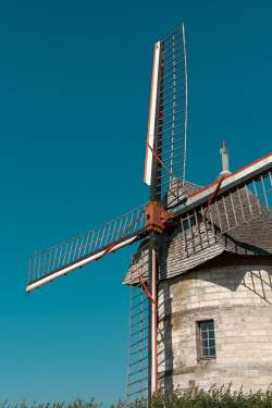 Patrimoine picard avec le moulin à vent d'Eaucourt sous ciel bleu, étape incontournable vers la Baie de Somme.