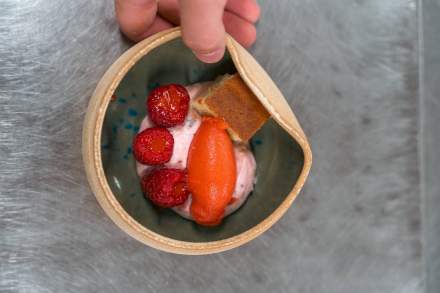 Dessert aux fraises et framboises de la Ferme du Muret à Quend (famille Volant), restaurant Le Saltimbanque à Eaucourt-sur-Somme.