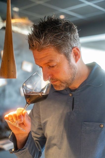 Sébastien Porquet sélectionnant les cuvées et accords pour la cave du restaurant Le Saltimbanque en Baie de Somme.<br />
 