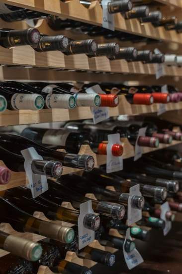 Une des plus belles caves à vin de la région, sélection de cuvées au restaurant Le Saltimbanque à Eaucourt-sur-Somme.