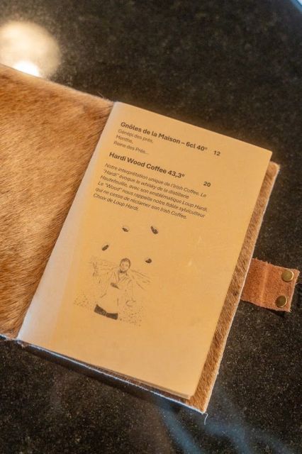 Reliure artisanale en cuir et illustrations pour la carte des spiritueux signée Sébastien Porquet, en Vallée de la Somme.